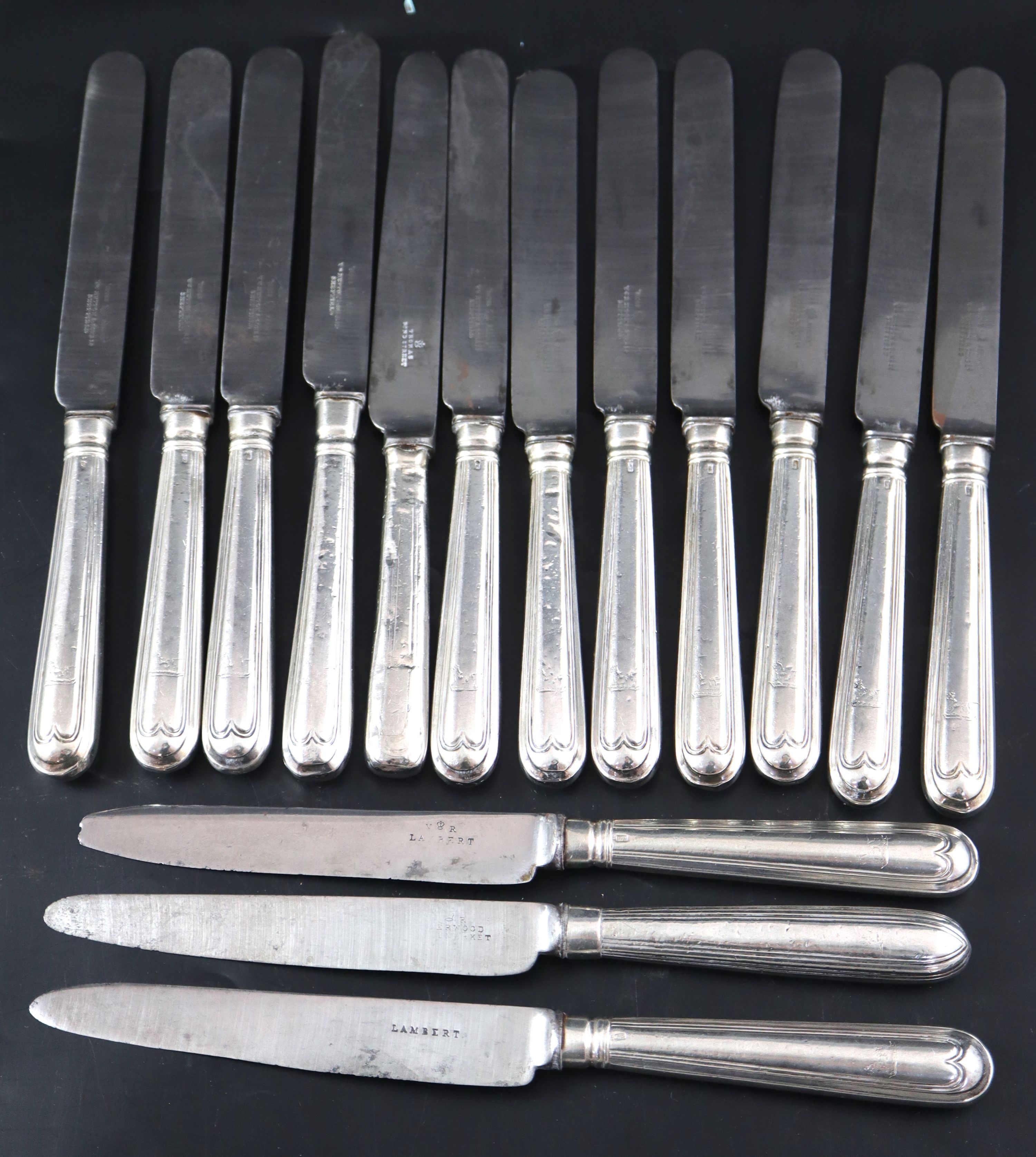 A harlequin set of fifteen mainly George IV silver handled table knives, approx. 27cm.